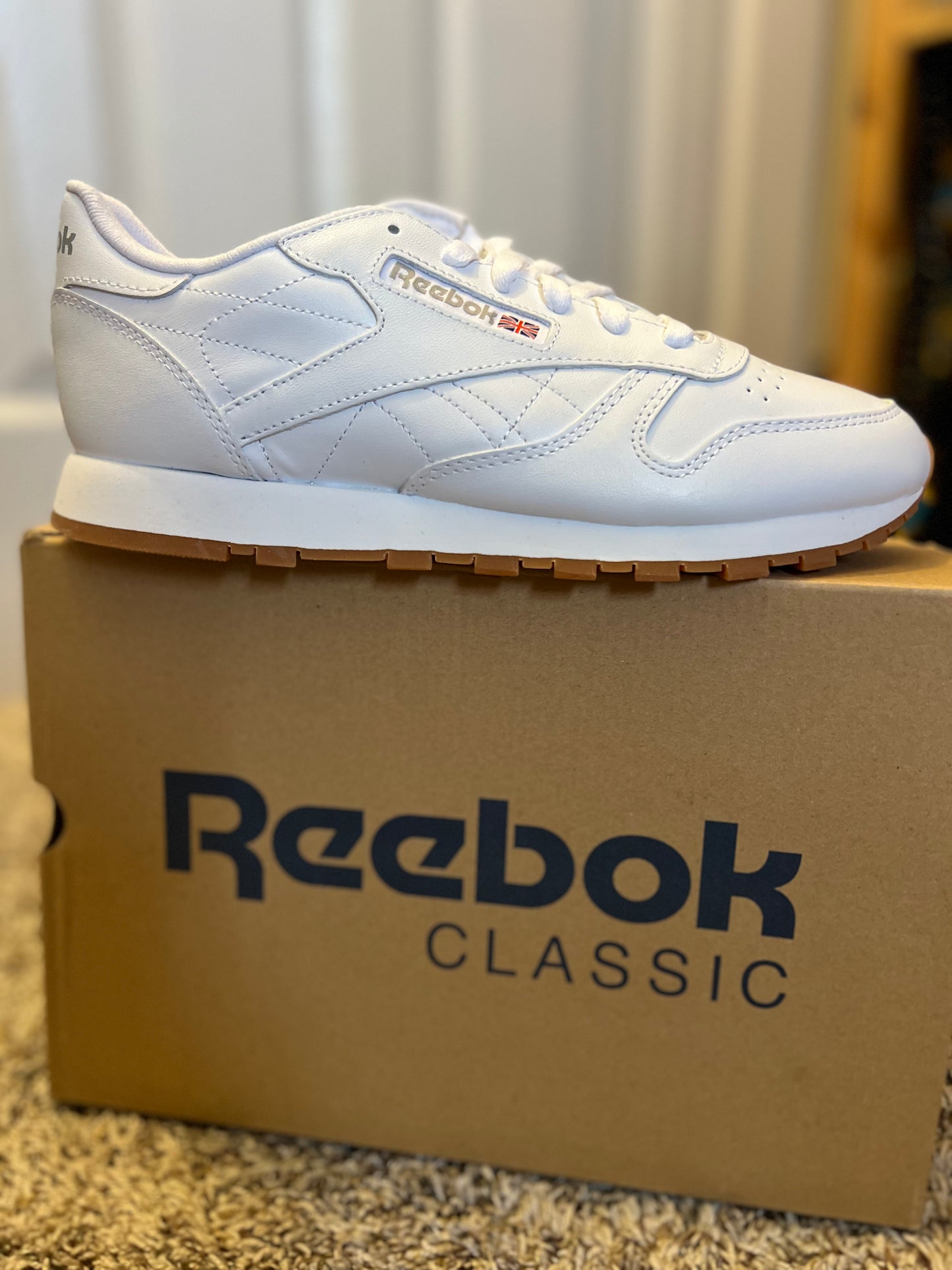 Size 9/ Women’s Reebok Classic