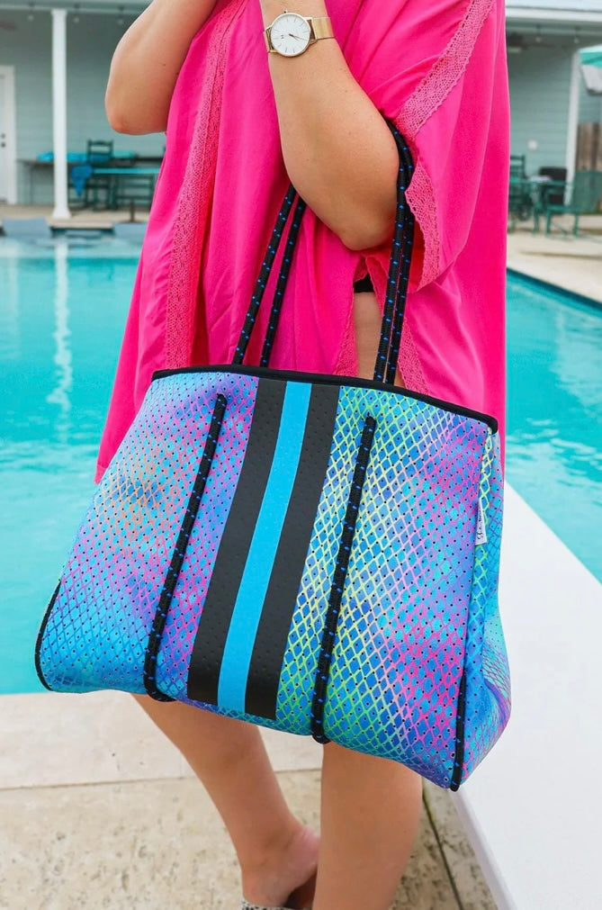 I'm Obsessed With Neoprene Bags for the Beach, and You Will Be Too
